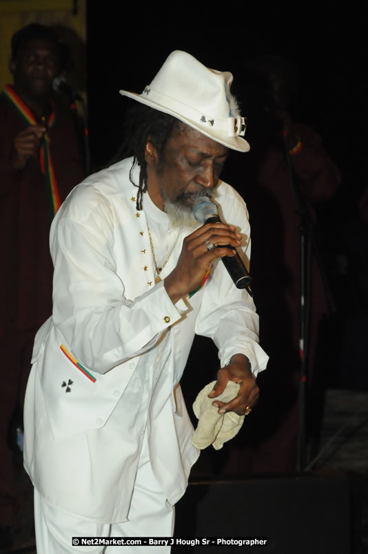 Bunny Wailer & King Yellowman at Bourbon Beach - Monday, February 25, 2008 - Bourbin Beach Restaurant, Bar, Oceanfront Accommodatioins, Live Reggae Music & Disco, Norman Manley Boulevard, Negril, Westmoreland, Jamaica W.I. - Photographs by Net2Market.com - Barry J. Hough Sr, Photographer - Negril Travel Guide, Negril Jamaica WI - http://www.negriltravelguide.com - info@negriltravelguide.com...!