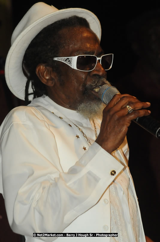 Bunny Wailer & King Yellowman at Bourbon Beach - Monday, February 25, 2008 - Bourbin Beach Restaurant, Bar, Oceanfront Accommodatioins, Live Reggae Music & Disco, Norman Manley Boulevard, Negril, Westmoreland, Jamaica W.I. - Photographs by Net2Market.com - Barry J. Hough Sr, Photographer - Negril Travel Guide, Negril Jamaica WI - http://www.negriltravelguide.com - info@negriltravelguide.com...!