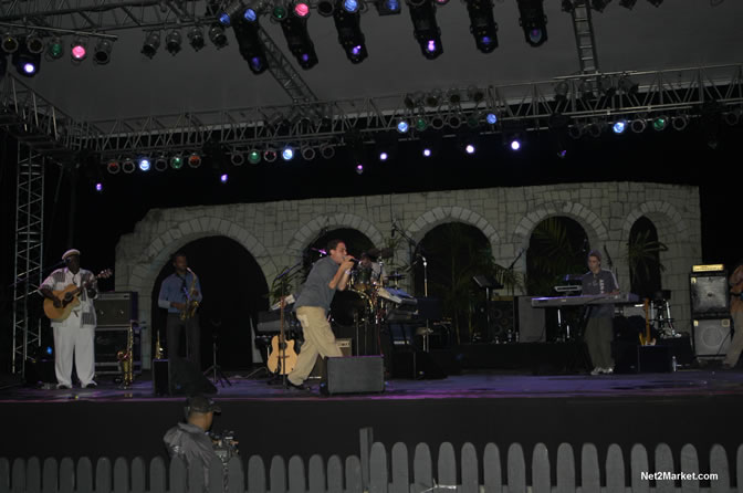 Performances - Air Jamaica Jazz & Blues 2005 - The Art Of Music - Cinnamon Hill Golf Course, Rose Hall, Montego Bay - Negril Travel Guide, Negril Jamaica WI - http://www.negriltravelguide.com - info@negriltravelguide.com...!