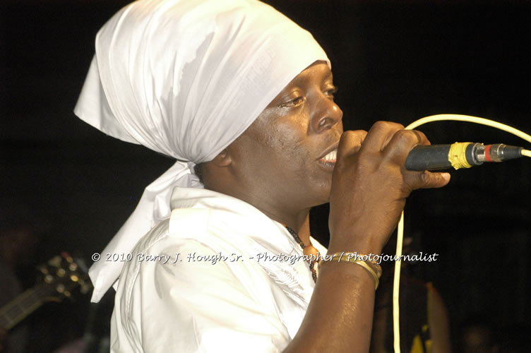 Richie Spice - Live In Concert - One Love Reggae Concert Series 09/10 @ Negril Escape Resort and Spa, January 19, 2010, One Love Drive, West End, Negril, Westmoreland, Jamaica W.I. - Photographs by Net2Market.com - Barry J. Hough Sr, Photographer/Photojournalist - Negril Travel Guide, Negril Jamaica WI - http://www.negriltravelguide.com - info@negriltravelguide.com...!