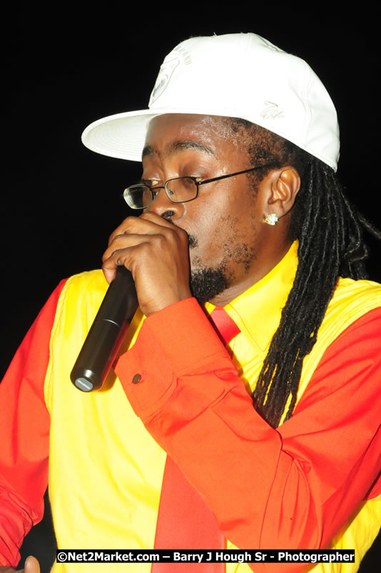 Beenie Man - Live in Concert, plus Hiyah Grade Band @ The Sunset Show @ Negril Escape Resort and Spa, Tuesday, February 3, 2009 - Live Reggae Music at Negril Escape - Tuesday Nights 6:00PM to 10:00 PM - One Love Drive, West End, Negril, Westmoreland, Jamaica W.I. - Photographs by Net2Market.com - Barry J. Hough Sr, Photographer/Photojournalist - The Negril Travel Guide - Negril's and Jamaica's Number One Concert Photography Web Site with over 40,000 Jamaican Concert photographs Published -  Negril Travel Guide, Negril Jamaica WI - http://www.negriltravelguide.com - info@negriltravelguide.com...!