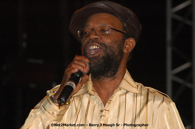 Beres Hammond - Red Stripe Reggae Sumfest 2007 - Zenith - Saturday, July 21, 2007 - Catherine Hall, Montego Bay, St James, Jamaica W.I. - Negril Travel Guide, Negril Jamaica WI - http://www.negriltravelguide.com - info@negriltravelguide.com...!