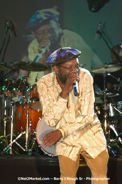 Beres Hammond - Red Stripe Reggae Sumfest 2007 - Zenith - Saturday, July 21, 2007 - Catherine Hall, Montego Bay, St James, Jamaica W.I. - Negril Travel Guide, Negril Jamaica WI - http://www.negriltravelguide.com - info@negriltravelguide.com...!