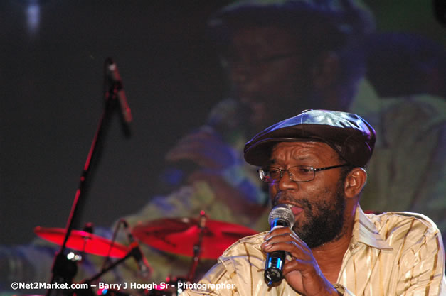 Beres Hammond - Red Stripe Reggae Sumfest 2007 - Zenith - Saturday, July 21, 2007 - Catherine Hall, Montego Bay, St James, Jamaica W.I. - Negril Travel Guide, Negril Jamaica WI - http://www.negriltravelguide.com - info@negriltravelguide.com...!