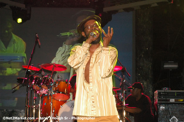 Beres Hammond - Red Stripe Reggae Sumfest 2007 - Zenith - Saturday, July 21, 2007 - Catherine Hall, Montego Bay, St James, Jamaica W.I. - Negril Travel Guide, Negril Jamaica WI - http://www.negriltravelguide.com - info@negriltravelguide.com...!