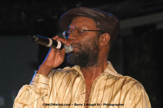 Beres Hammond - Red Stripe Reggae Sumfest 2007 - Zenith - Saturday, July 21, 2007 - Catherine Hall, Montego Bay, St James, Jamaica W.I. - Negril Travel Guide, Negril Jamaica WI - http://www.negriltravelguide.com - info@negriltravelguide.com...!