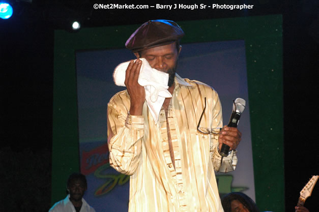 Beres Hammond - Red Stripe Reggae Sumfest 2007 - Zenith - Saturday, July 21, 2007 - Catherine Hall, Montego Bay, St James, Jamaica W.I. - Negril Travel Guide, Negril Jamaica WI - http://www.negriltravelguide.com - info@negriltravelguide.com...!