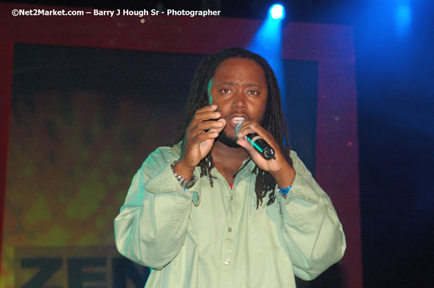 Dwayne Stephenson - Red Stripe Reggae Sumfest 2007 - Zenith - Saturday, July 21, 2007 - Catherine Hall, Montego Bay, St James, Jamaica W.I. - Negril Travel Guide, Negril Jamaica WI - http://www.negriltravelguide.com - info@negriltravelguide.com...!