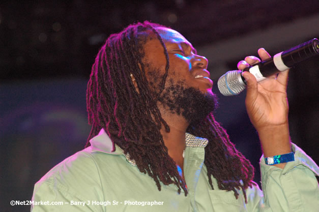 Dwayne Stephenson - Red Stripe Reggae Sumfest 2007 - Zenith - Saturday, July 21, 2007 - Catherine Hall, Montego Bay, St James, Jamaica W.I. - Negril Travel Guide, Negril Jamaica WI - http://www.negriltravelguide.com - info@negriltravelguide.com...!