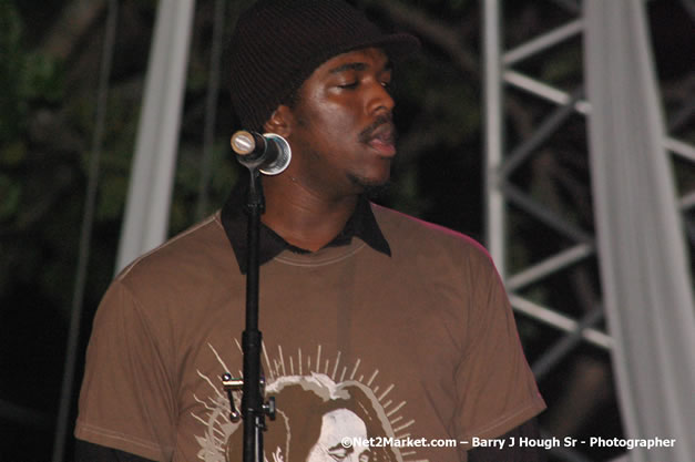 Dwayne Stephenson - Red Stripe Reggae Sumfest 2007 - Zenith - Saturday, July 21, 2007 - Catherine Hall, Montego Bay, St James, Jamaica W.I. - Negril Travel Guide, Negril Jamaica WI - http://www.negriltravelguide.com - info@negriltravelguide.com...!