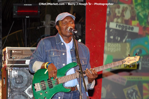 Lloyd Parks & We The People Band - Red Stripe Reggae Sumfest 2007 - Zenith - Saturday, July 21, 2007 - Catherine Hall, Montego Bay, St James, Jamaica W.I. - Negril Travel Guide, Negril Jamaica WI - http://www.negriltravelguide.com - info@negriltravelguide.com...!