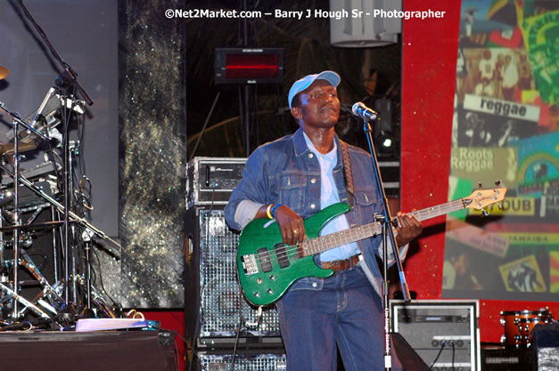 Lloyd Parks & We The People Band - Red Stripe Reggae Sumfest 2007 - Zenith - Saturday, July 21, 2007 - Catherine Hall, Montego Bay, St James, Jamaica W.I. - Negril Travel Guide, Negril Jamaica WI - http://www.negriltravelguide.com - info@negriltravelguide.com...!