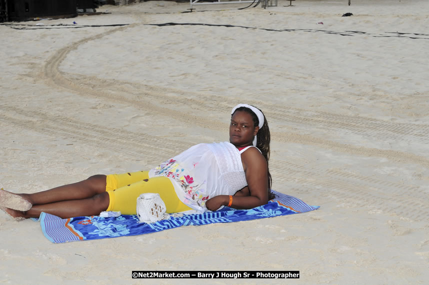 Reggae Sumfest Beach Party at Tropical Beach, Montego Bay - Sunday, July 13, 2008 - Negril Travel Guide, Negril Jamaica WI - http://www.negriltravelguide.com - info@negriltravelguide.com...!