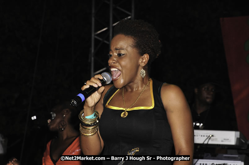 Etana @ Red Stripe Reggae Sumfest 2008 International Night 2, Catherine Hall, Montego Bay - Saturday, July 19, 2008 - Reggae Sumfest 2008 July 13 - July 19, 2008 - Photographs by Net2Market.com - Barry J. Hough Sr. Photojournalist/Photograper - Photographs taken with a Nikon D300 - Negril Travel Guide, Negril Jamaica WI - http://www.negriltravelguide.com - info@negriltravelguide.com...!