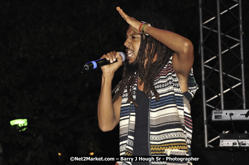 Rootz Underground @ Red Stripe Reggae Sumfest 2008 International Night 2, Catherine Hall, Montego Bay - Saturday, July 19, 2008 - Reggae Sumfest 2008 July 13 - July 19, 2008 - Photographs by Net2Market.com - Barry J. Hough Sr. Photojournalist/Photograper - Photographs taken with a Nikon D300 - Negril Travel Guide, Negril Jamaica WI - http://www.negriltravelguide.com - info@negriltravelguide.com...!