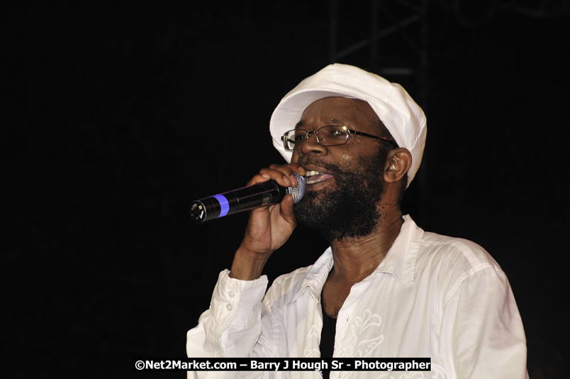 Beres Hammond @ Reggae Sumfest 2008 International Night 2, Catherine Hall, Montego Bay - Saturday, July 19, 2008 - Reggae Sumfest 2008 July 13 - July 19, 2008 - Photographs by Net2Market.com - Barry J. Hough Sr. Photojournalist/Photograper - Photographs taken with a Nikon D300 - Negril Travel Guide, Negril Jamaica WI - http://www.negriltravelguide.com - info@negriltravelguide.com...!