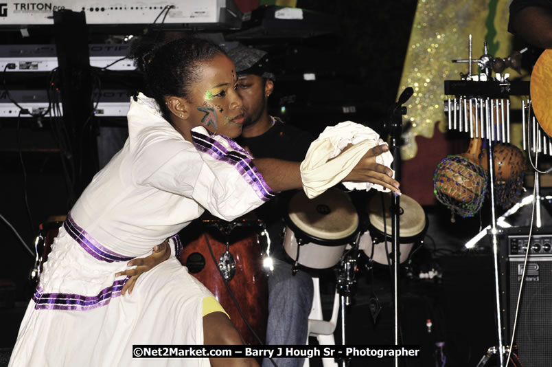 Etana @ Reggae Sumfest 2008 International Night 2, Catherine Hall, Montego Bay - Saturday, July 19, 2008 - Reggae Sumfest 2008 July 13 - July 19, 2008 - Photographs by Net2Market.com - Barry J. Hough Sr. Photojournalist/Photograper - Photographs taken with a Nikon D300 - Negril Travel Guide, Negril Jamaica WI - http://www.negriltravelguide.com - info@negriltravelguide.com...!