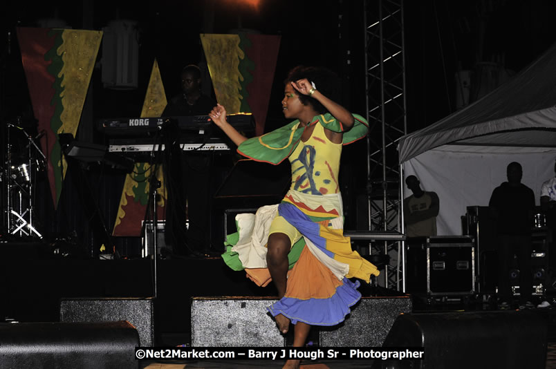 Etana @ Reggae Sumfest 2008 International Night 2, Catherine Hall, Montego Bay - Saturday, July 19, 2008 - Reggae Sumfest 2008 July 13 - July 19, 2008 - Photographs by Net2Market.com - Barry J. Hough Sr. Photojournalist/Photograper - Photographs taken with a Nikon D300 - Negril Travel Guide, Negril Jamaica WI - http://www.negriltravelguide.com - info@negriltravelguide.com...!