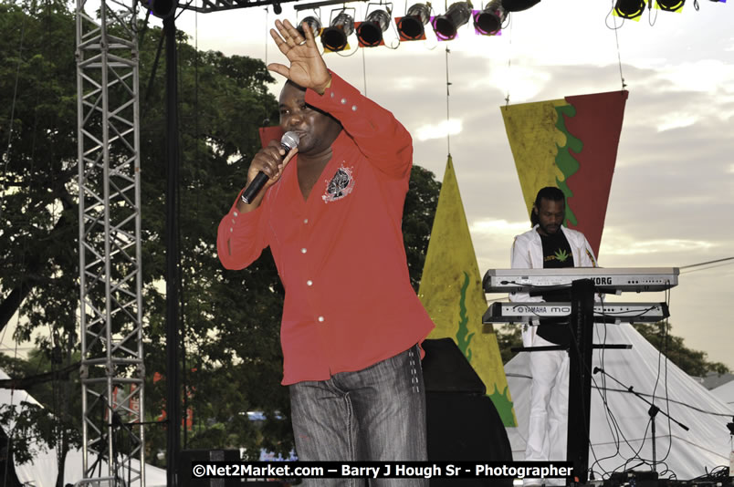 John Holt @ Reggae Sumfest 2008 International Night 2, Catherine Hall, Montego Bay - Saturday, July 19, 2008 - Reggae Sumfest 2008 July 13 - July 19, 2008 - Photographs by Net2Market.com - Barry J. Hough Sr. Photojournalist/Photograper - Photographs taken with a Nikon D300 - Negril Travel Guide, Negril Jamaica WI - http://www.negriltravelguide.com - info@negriltravelguide.com...!