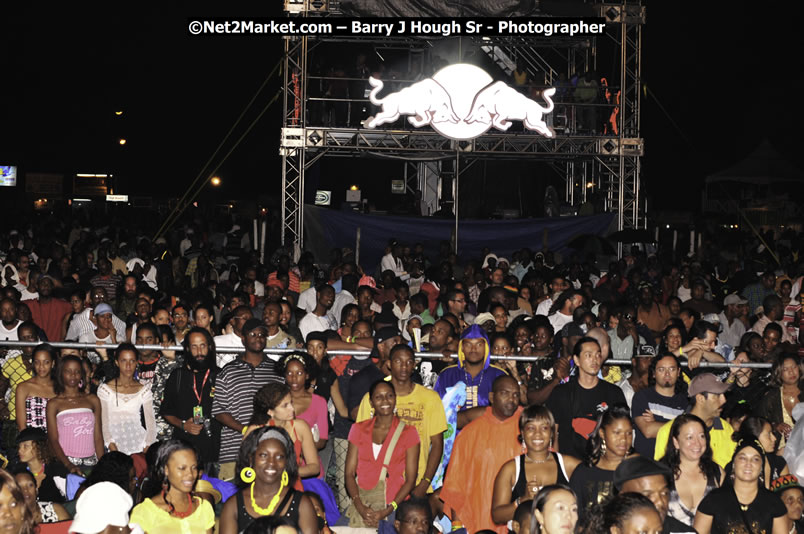 T - Pain @ Reggae Sumfest 2008 International Night 2, Catherine Hall, Montego Bay - Saturday, July 19, 2008 - Reggae Sumfest 2008 July 13 - July 19, 2008 - Photographs by Net2Market.com - Barry J. Hough Sr. Photojournalist/Photograper - Photographs taken with a Nikon D300 - Negril Travel Guide, Negril Jamaica WI - http://www.negriltravelguide.com - info@negriltravelguide.com...!