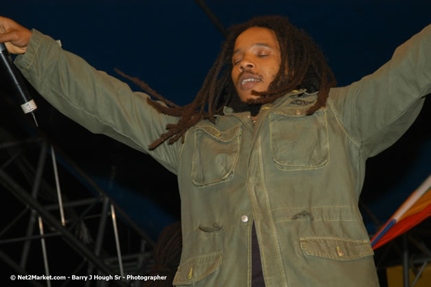 The Marley Brother's - Damian, Stephen, Julian, and Kimani - Smile Jamaica, Nine Miles, St Anns, Jamaica - Saturday, February 10, 2007 - The Smile Jamaica Concert, a symbolic homecoming in Bob Marley's birthplace of Nine Miles - Negril Travel Guide, Negril Jamaica WI - http://www.negriltravelguide.com - info@negriltravelguide.com...!