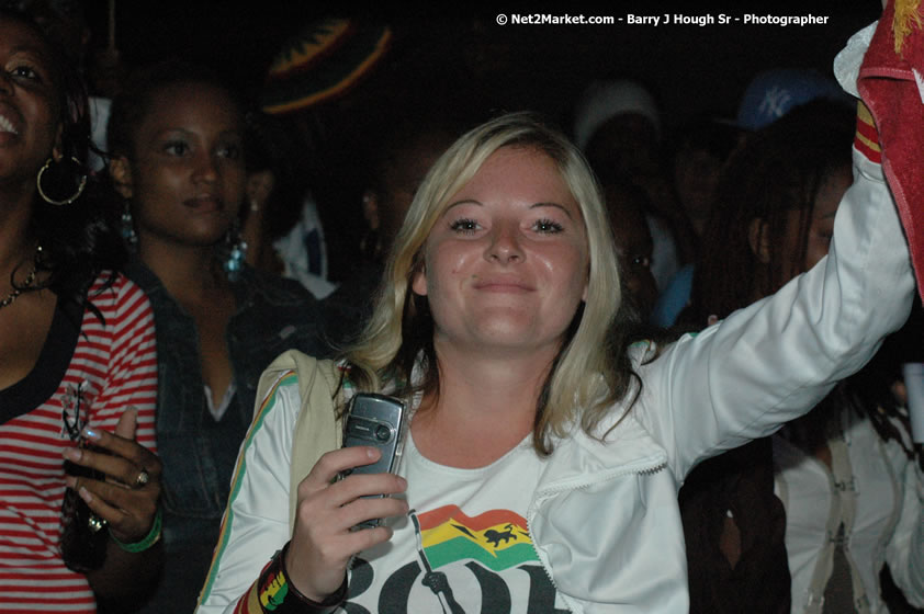 Venue and Audience - Smile Jamaica, Nine Miles, St Anns, Jamaica - Saturday, February 10, 2007 - The Smile Jamaica Concert, a symbolic homecoming in Bob Marley's birthplace of Nine Miles - Negril Travel Guide, Negril Jamaica WI - http://www.negriltravelguide.com - info@negriltravelguide.com...!