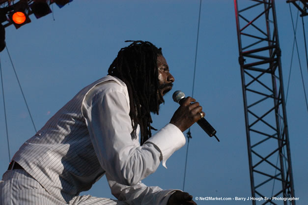 Buju Banton - Red Stripe Reggae Sumfest 2006 - The Summit - Jamaica's Greatest, The World's Best - Saturday, July 22, 2006 - Montego Bay, Jamaica - Negril Travel Guide, Negril Jamaica WI - http://www.negriltravelguide.com - info@negriltravelguide.com...!