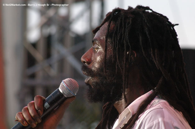 Buju Banton - Red Stripe Reggae Sumfest 2006 - The Summit - Jamaica's Greatest, The World's Best - Saturday, July 22, 2006 - Montego Bay, Jamaica - Negril Travel Guide, Negril Jamaica WI - http://www.negriltravelguide.com - info@negriltravelguide.com...!