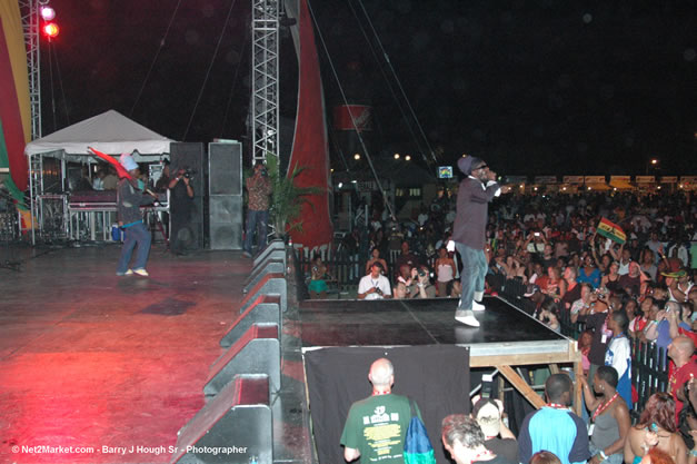 Sizzla - Ignition - The Internation Fire Blazes - Friday, July 21, 2006 - Montego Bay, Jamaica - Negril Travel Guide, Negril Jamaica WI - http://www.negriltravelguide.com - info@negriltravelguide.com...!