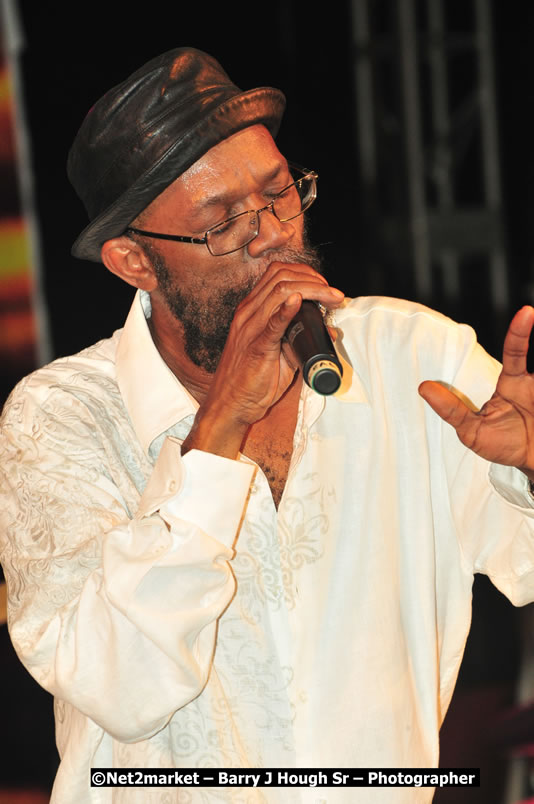 Beres Hammond @ Unite The People An International Reggae Fest, Featuring: Beres Hammond, Coco T, Queen Ifrica, Khalil, Cameal Davis, Iley Dread, Rochelle, Geoffrey Star, Ras Penco, Kool DeLoy, Otis Gayle, J.McKay, Tiney Winey, Venue at Norman Manley Boulevard, Negril, Westmoreland, Jamaica - Saturday, April 4, 2009 - Photographs by Net2Market.com - Barry J. Hough Sr, Photographer/Photojournalist - Negril Travel Guide, Negril Jamaica WI - http://www.negriltravelguide.com - info@negriltravelguide.com...!