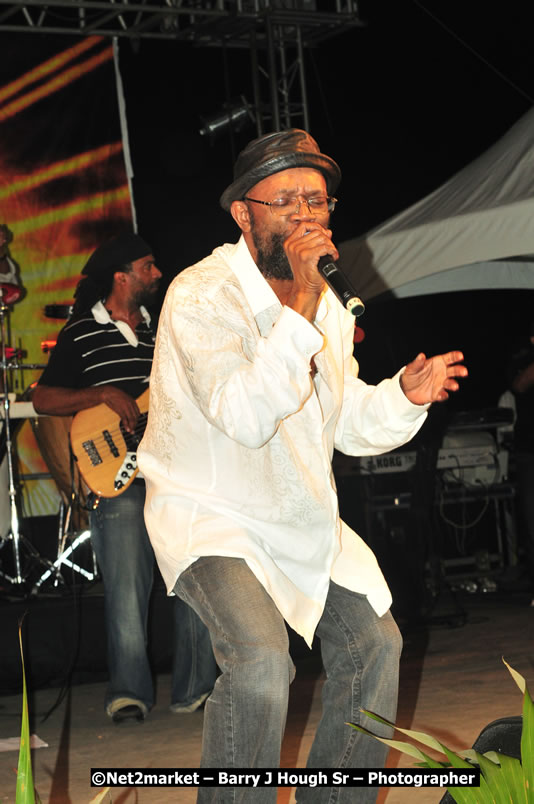 Beres Hammond @ Unite The People An International Reggae Fest, Featuring: Beres Hammond, Coco T, Queen Ifrica, Khalil, Cameal Davis, Iley Dread, Rochelle, Geoffrey Star, Ras Penco, Kool DeLoy, Otis Gayle, J.McKay, Tiney Winey, Venue at Norman Manley Boulevard, Negril, Westmoreland, Jamaica - Saturday, April 4, 2009 - Photographs by Net2Market.com - Barry J. Hough Sr, Photographer/Photojournalist - Negril Travel Guide, Negril Jamaica WI - http://www.negriltravelguide.com - info@negriltravelguide.com...!