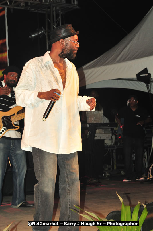 Beres Hammond @ Unite The People An International Reggae Fest, Featuring: Beres Hammond, Coco T, Queen Ifrica, Khalil, Cameal Davis, Iley Dread, Rochelle, Geoffrey Star, Ras Penco, Kool DeLoy, Otis Gayle, J.McKay, Tiney Winey, Venue at Norman Manley Boulevard, Negril, Westmoreland, Jamaica - Saturday, April 4, 2009 - Photographs by Net2Market.com - Barry J. Hough Sr, Photographer/Photojournalist - Negril Travel Guide, Negril Jamaica WI - http://www.negriltravelguide.com - info@negriltravelguide.com...!